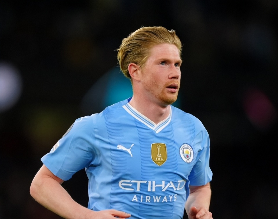 马卡：维尼修斯和皇马续约谈判远未达成，期限与年薪上有分歧（马卡报：维尼修斯与皇马续约受阻，合同年限与薪资存在分歧）