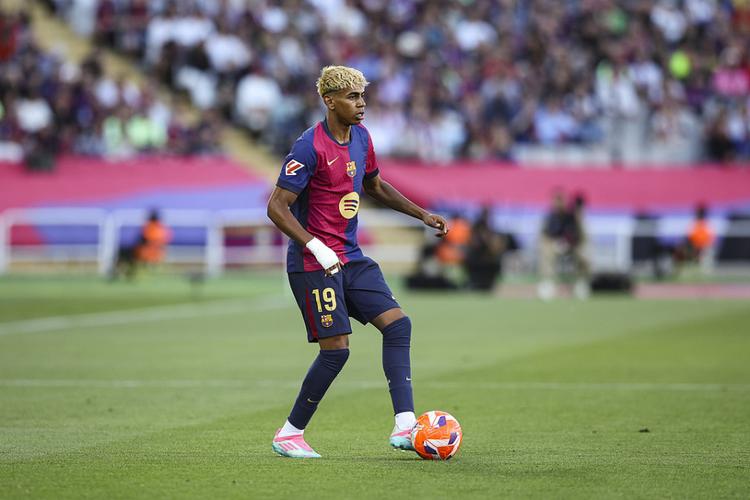 罗马诺：皇马信任18岁小将马斯坦托诺，相信他是前途光明的天才（罗马诺：皇马看好18岁新星马斯坦托诺，认为其前途无量）