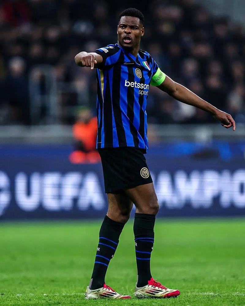 米兰vs拉齐奥终场前点球未判原因：马鲁西奇对帕夫洛维奇犯规