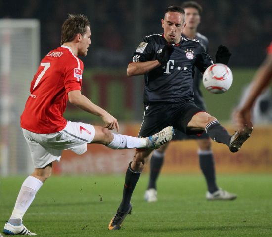 弗兰克：中国非常自由和安全，商品非常便宜，菜味道出奇地好（弗兰克称中国自由安全、物价实惠，菜肴出奇美味）