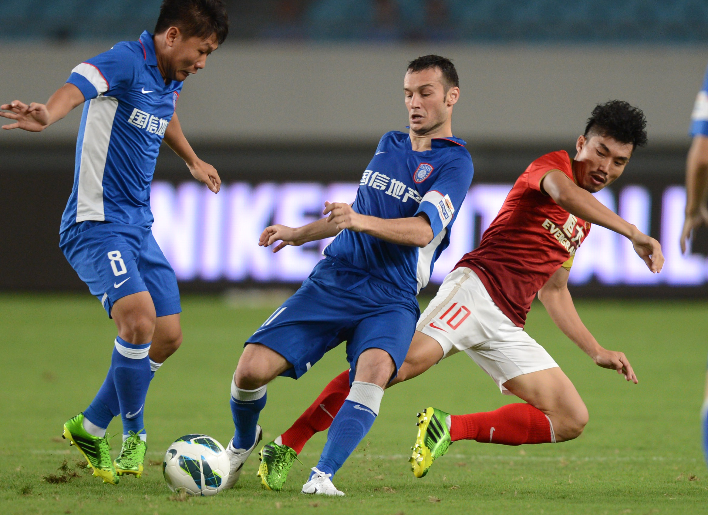 26状元大热！卡梅伦·布泽尔8场比赛创下30年来纪录（2026状元热门！卡梅伦·布泽尔8战刷新近30年纪录）