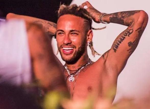 里程碑！哈兰德连续11场国家队破门，追平63年前纪录（哈兰德国家队11连场进球，追平尘封63年纪录）