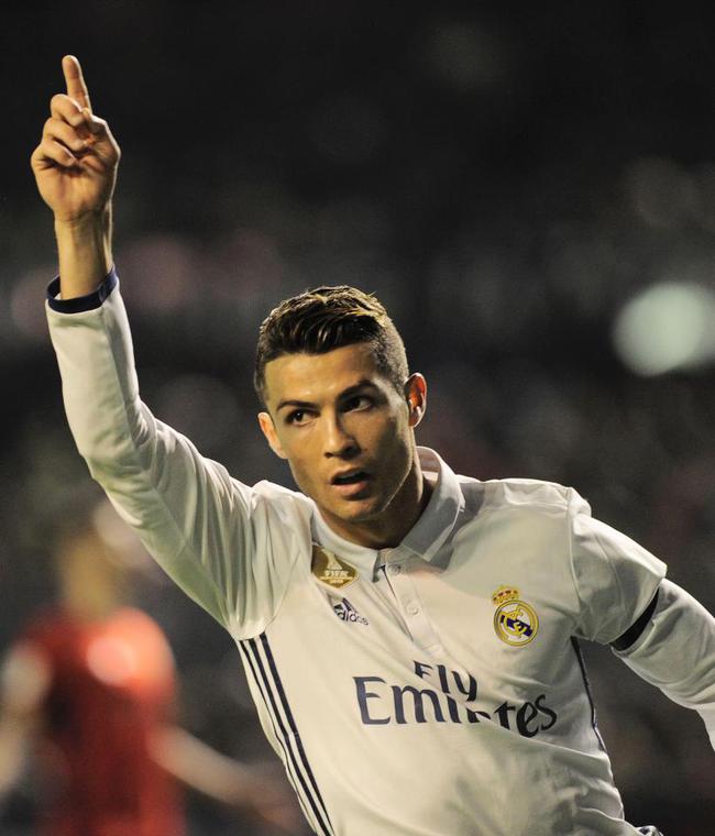 俄极限运动员挑战在1800米高空踢球，进球后做出C罗庆祝动作（俄罗斯极限运动员海拔1800米高空踢球，破门后上演C罗式庆祝）