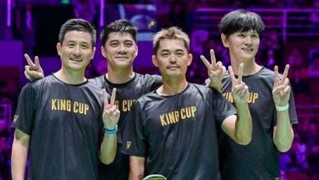 公务还是放松？纳赛尔出现在圣西罗现场观看米兰德比（公务还是休闲？纳赛尔现身圣西罗观战米兰德比）