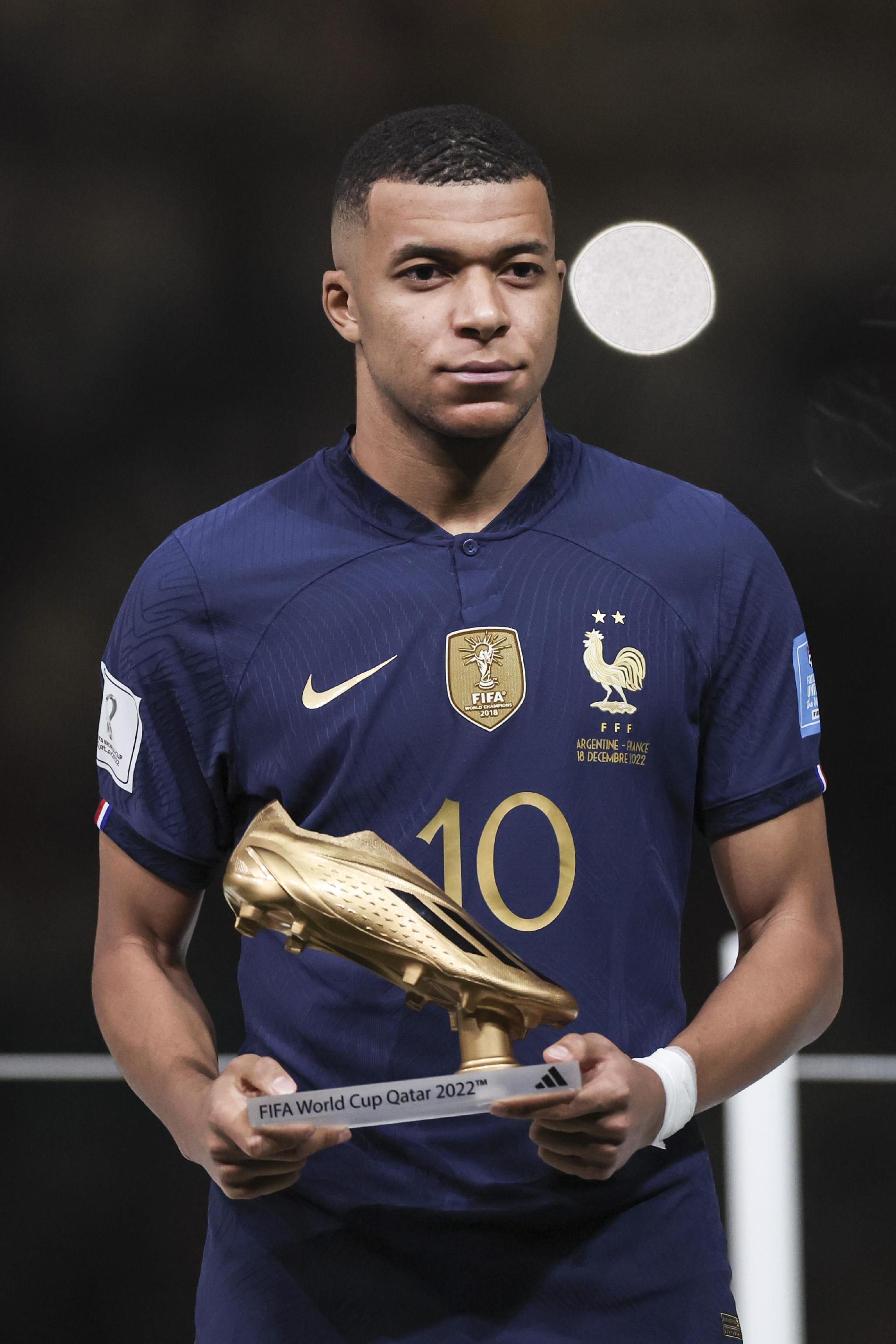 每体：费尔明和德容有望出战贝蒂斯；小白今天造访巴萨训练（每体：费尔明、德容或将出战贝蒂斯；伊涅斯塔今日现身巴萨训练课）