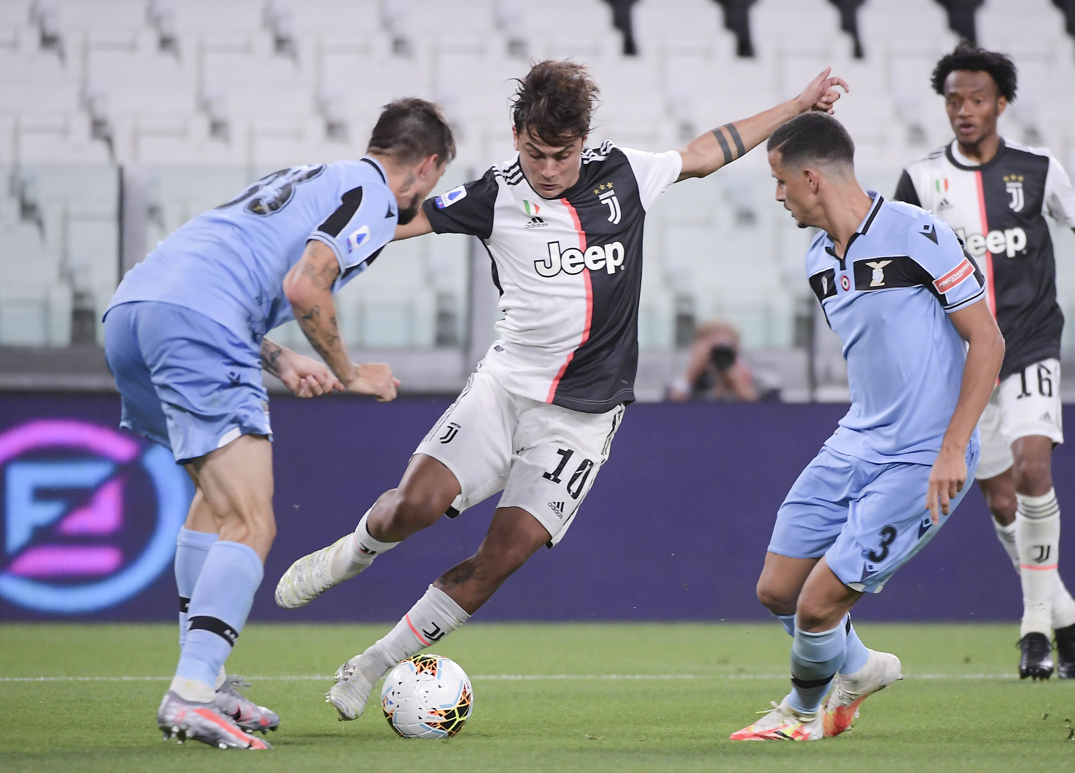 记者：拜仁、曼联有意巴莱巴，球员更希望留英超加盟红魔（曝拜仁曼联齐追巴莱巴 他更愿留英超投曼联）