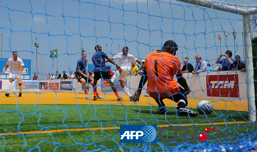 沃尔特马德：在英超踢球对我帮助很大；刚到纽卡时确实有压力（沃尔特马德：英超经历让我受益匪浅，初到纽卡压力不小）