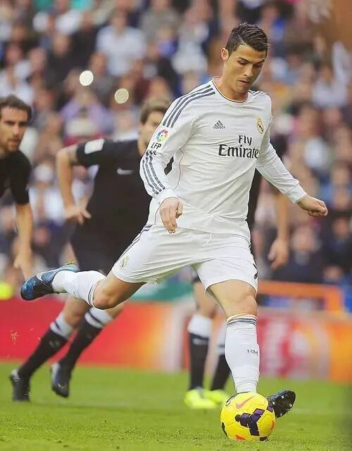 理性追星，新鹏城vs成都赛后有球迷跳下看台与韦世豪合影