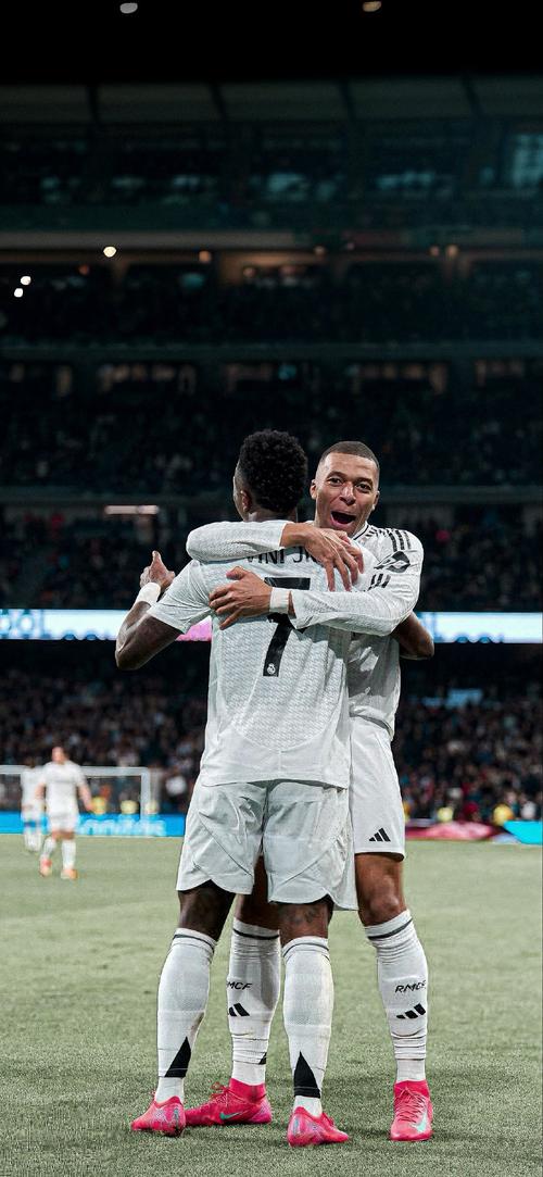 马卡：维尼修斯和皇马续约谈判远未达成，期限与年薪上有分歧（马卡报：维尼修斯与皇马续约受阻，合同年限与薪资存在分歧）