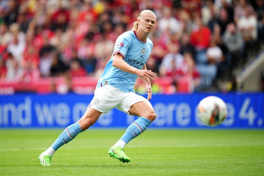 世界杯震撼一幕：孙颖莎让分全场掌声，赛场对手忍不住竖大拇指（世界杯名场面：孙颖莎主动让分赢得满场掌声，对手当场竖起大拇指）